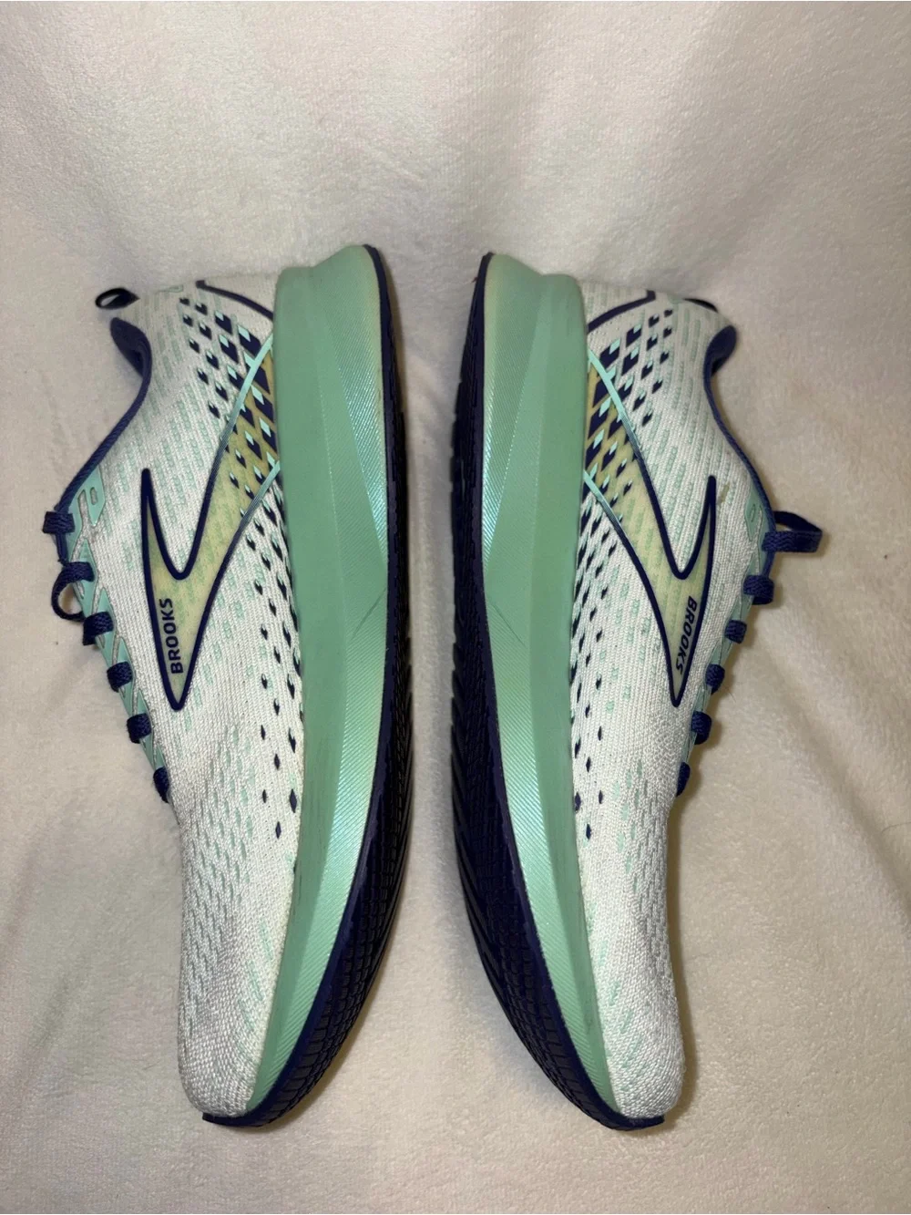Brooks Levitate Running Shoes -Green & Navy women size 8.5